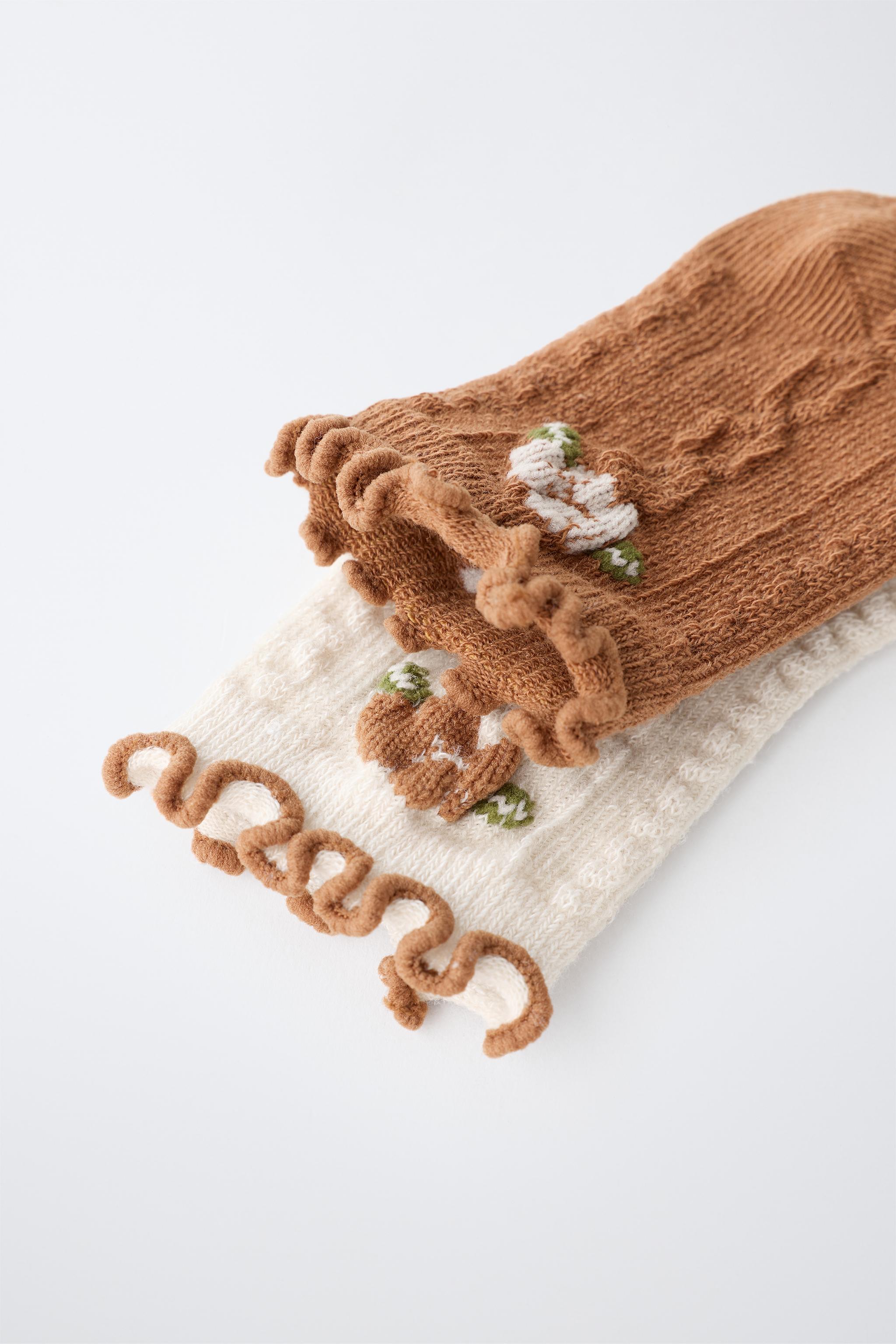 LOT DE DEUX PAIRES CHAUSSETTES À FLEUR ET BORD FESTONNÉ